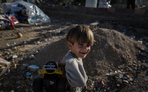 بسیج برای نجات کودکانه ها از آوار/ لرز زلزله در روزهای کودکی